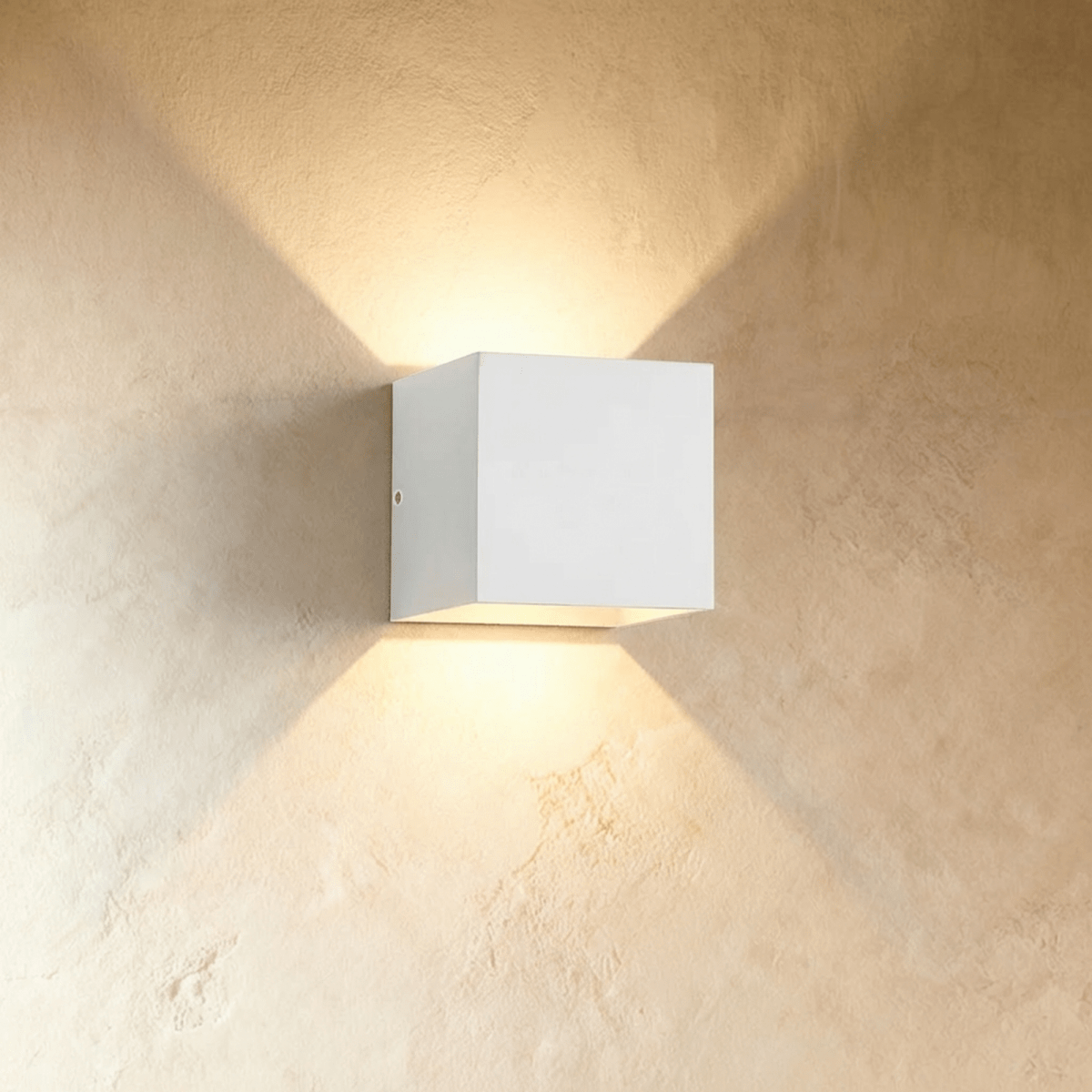 Minimalistická nástěnná lampa LumaArc s jemným světlem nahoru a dolů  