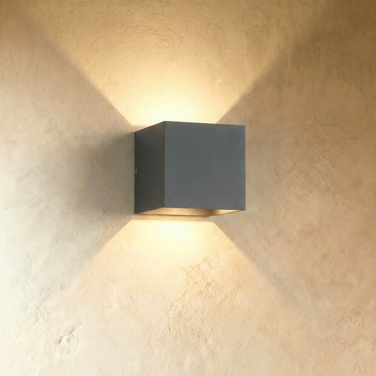 Minimalistická nástěnná lampa LumaArc s jemným světlem nahoru a dolů  