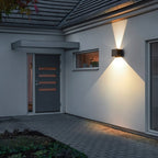 Minimalistická nástěnná lampa LumaArc s jemným světlem nahoru a dolů  