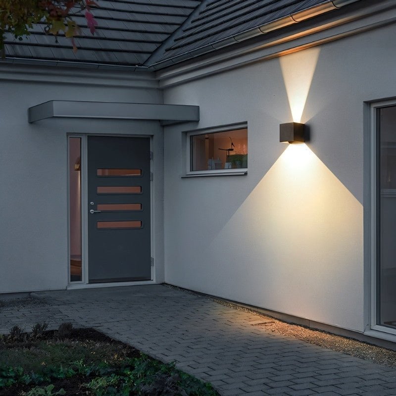 Minimalistická nástěnná lampa LumaArc s jemným světlem nahoru a dolů  