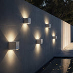 Minimalistická nástěnná lampa LumaArc s jemným světlem nahoru a dolů  