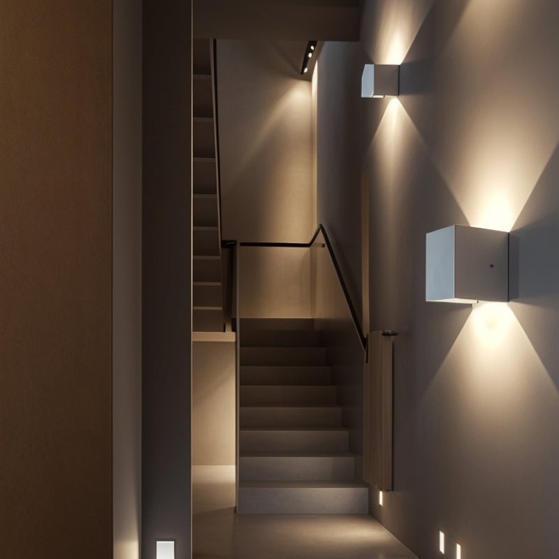 Minimalistická nástěnná lampa LumaArc s jemným světlem nahoru a dolů  