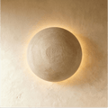 Ręcznie wykonana lampa ścienna Solstice Earth z trawertynu z ciepłym, ambientowym światłem