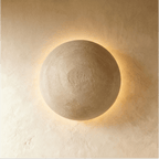 Ręcznie wykonana lampa ścienna Solstice Earth z trawertynu z ciepłym, ambientowym światłem