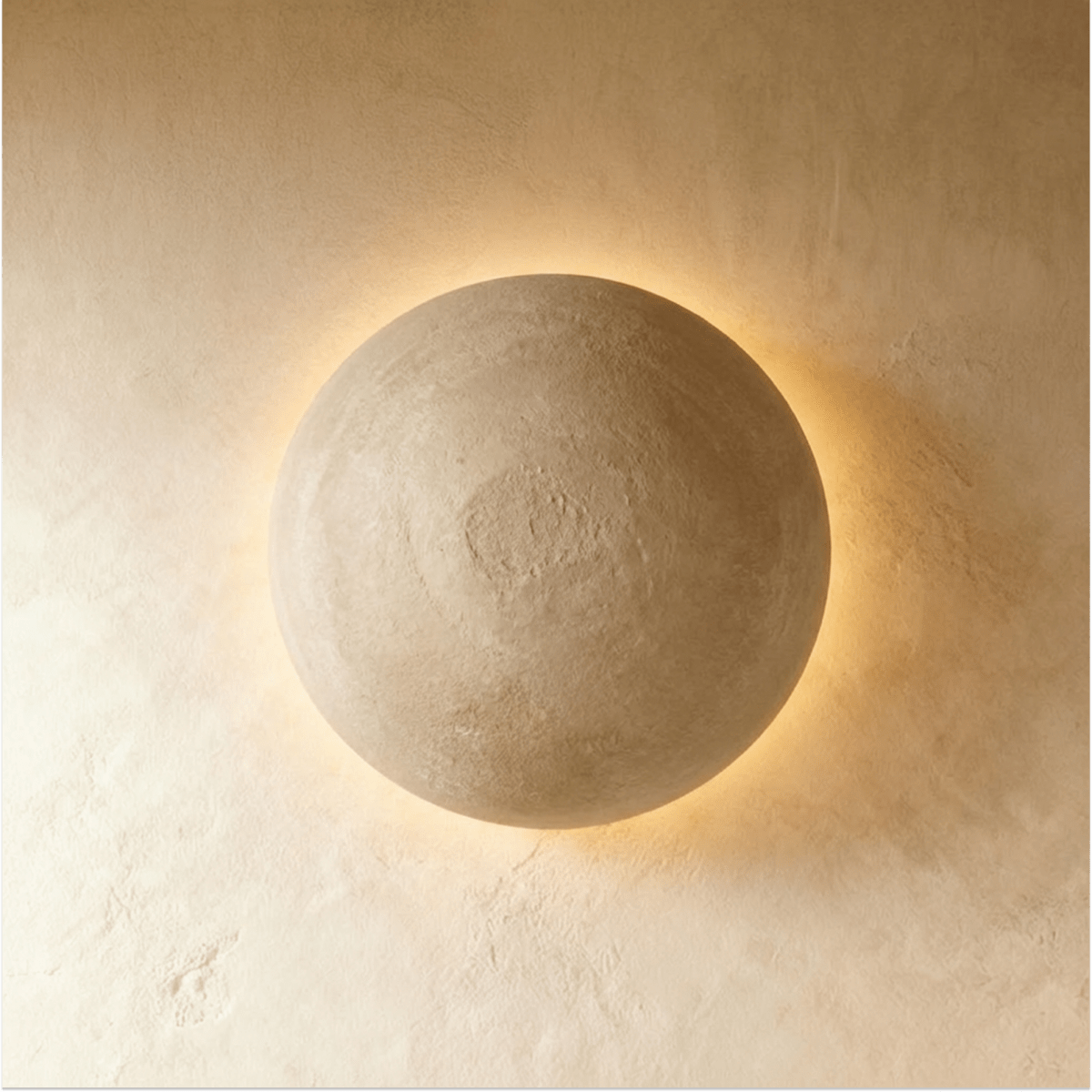 Ręcznie wykonana lampa ścienna Solstice Earth z trawertynu z ciepłym, ambientowym światłem