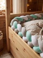 Terrakottaszínű bársony kiságyvédő, fonott pamut rácsvédő a babaszobába