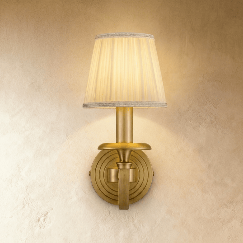 Aurora koppar vägglampa med veckad tygskärm och guldfinish