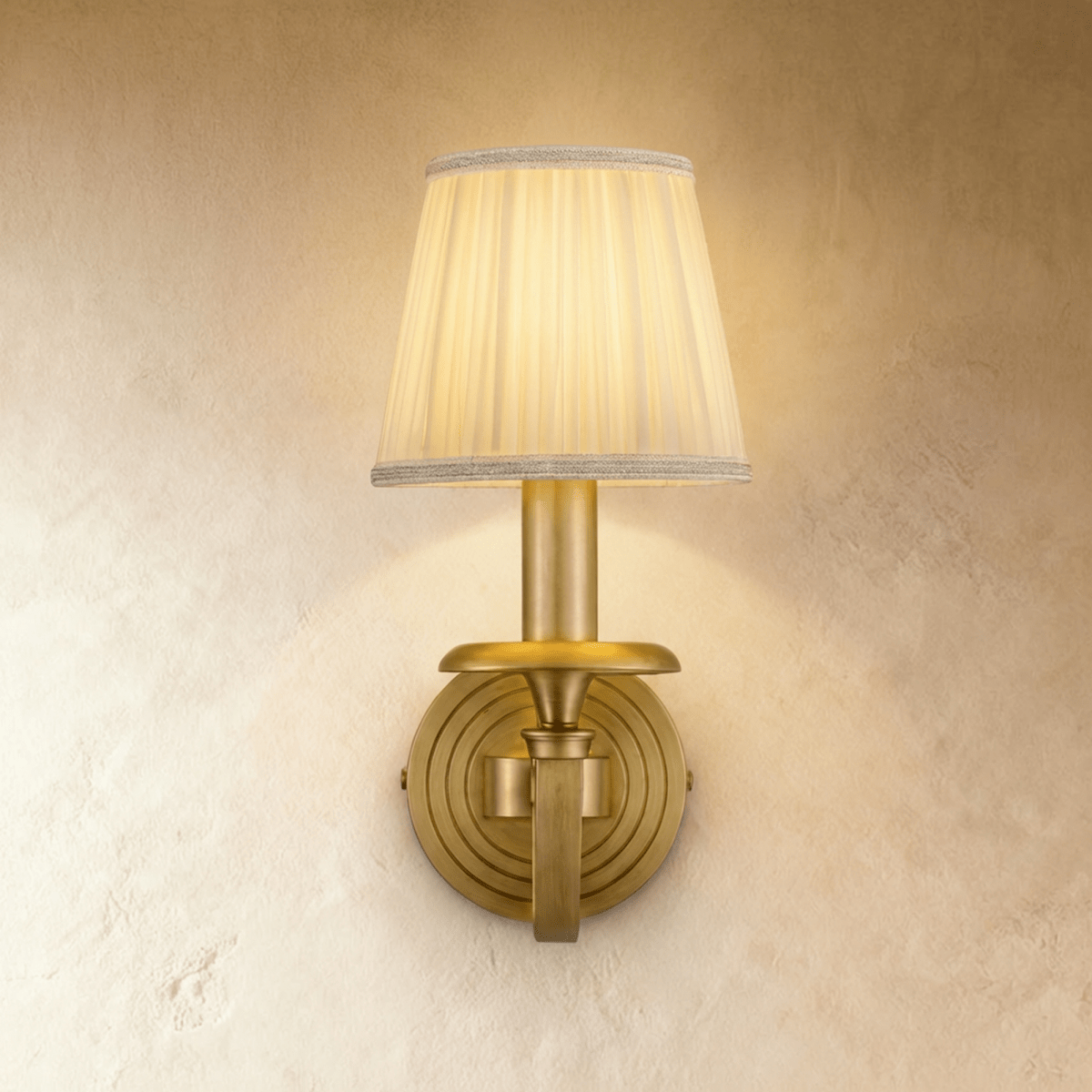 Aurora koppar vägglampa med veckad tygskärm och guldfinish