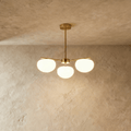 Aurora guld järn- och glaspendellampa med sfäriska glasskärmar för vardagsrum
