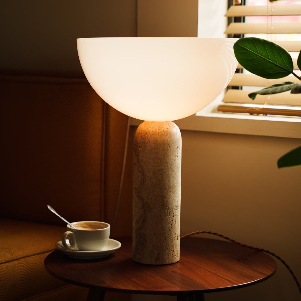 TerraGlow travertinglas LED bordslampa för minimalistiska vardagsrum