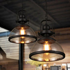 Lámpara colgante industrial vintage de metal negro con cúpula de vidrio y bombilla expuesta  