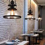 Lámpara colgante industrial vintage de metal negro con cúpula de vidrio y bombilla expuesta  