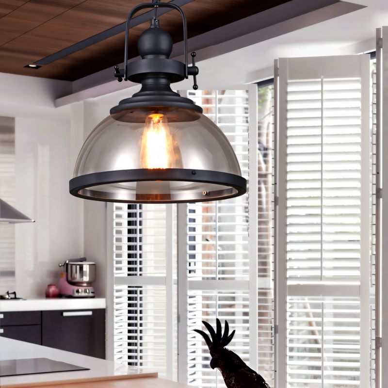Lámpara colgante industrial vintage de metal negro con cúpula de vidrio y bombilla expuesta  