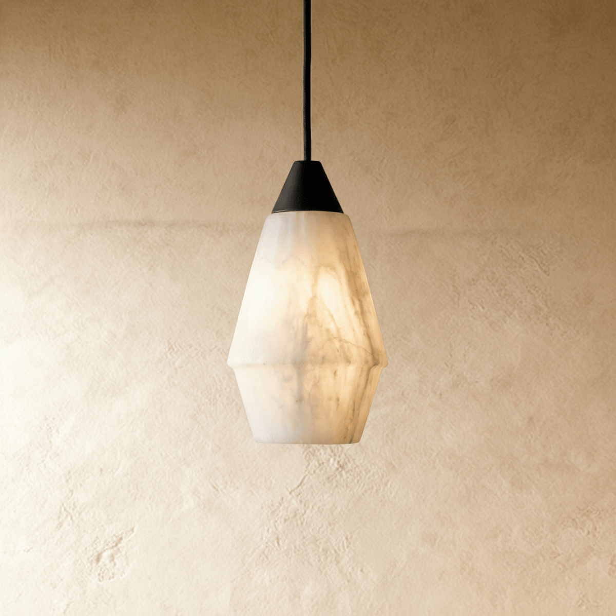 Vaelora alabastrowa lampa wisząca z elegancką metalową ramą  