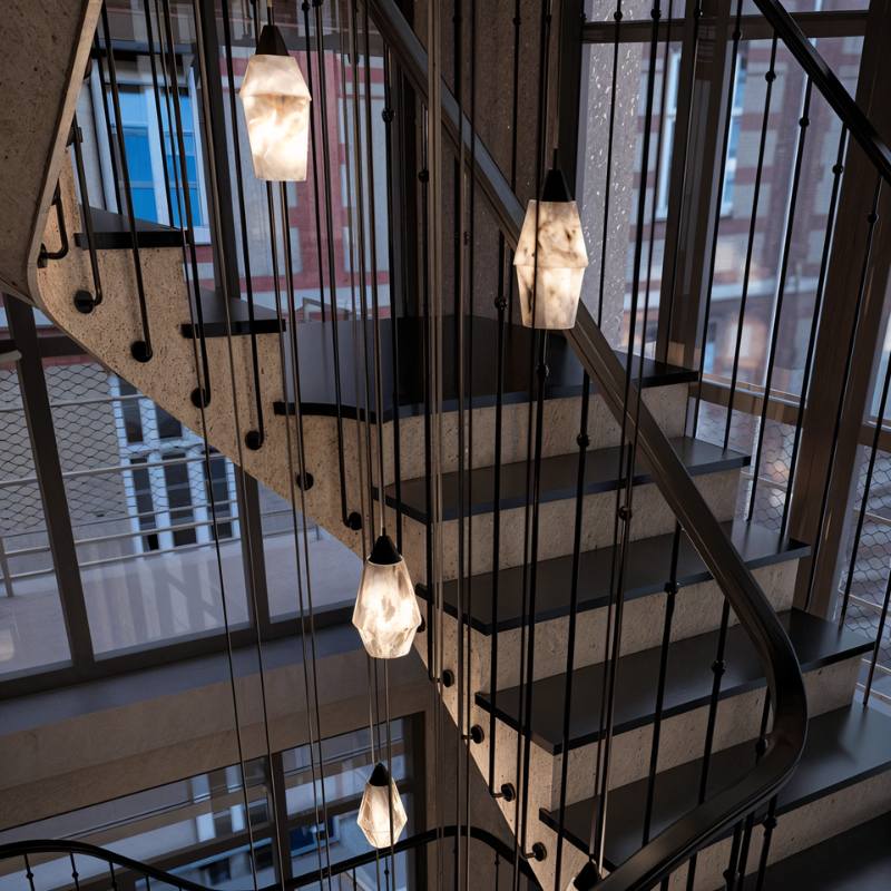 Vaelora alabastrowa lampa wisząca z elegancką metalową ramą  