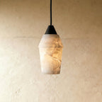 Vaelora alabastrowa lampa wisząca z elegancką metalową ramą  