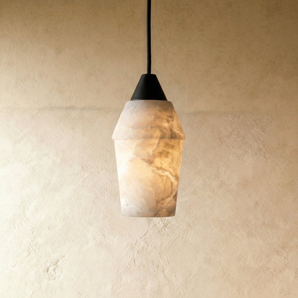 Vaelora alabastrowa lampa wisząca z elegancką metalową ramą  