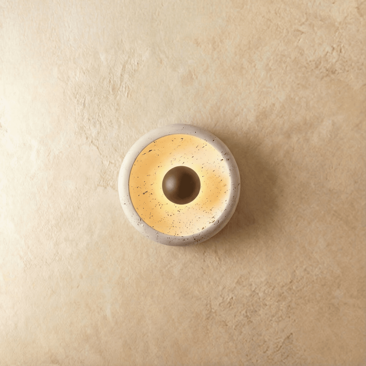 Lampada da parete circolare in travertino con accento in legno e base in metallo