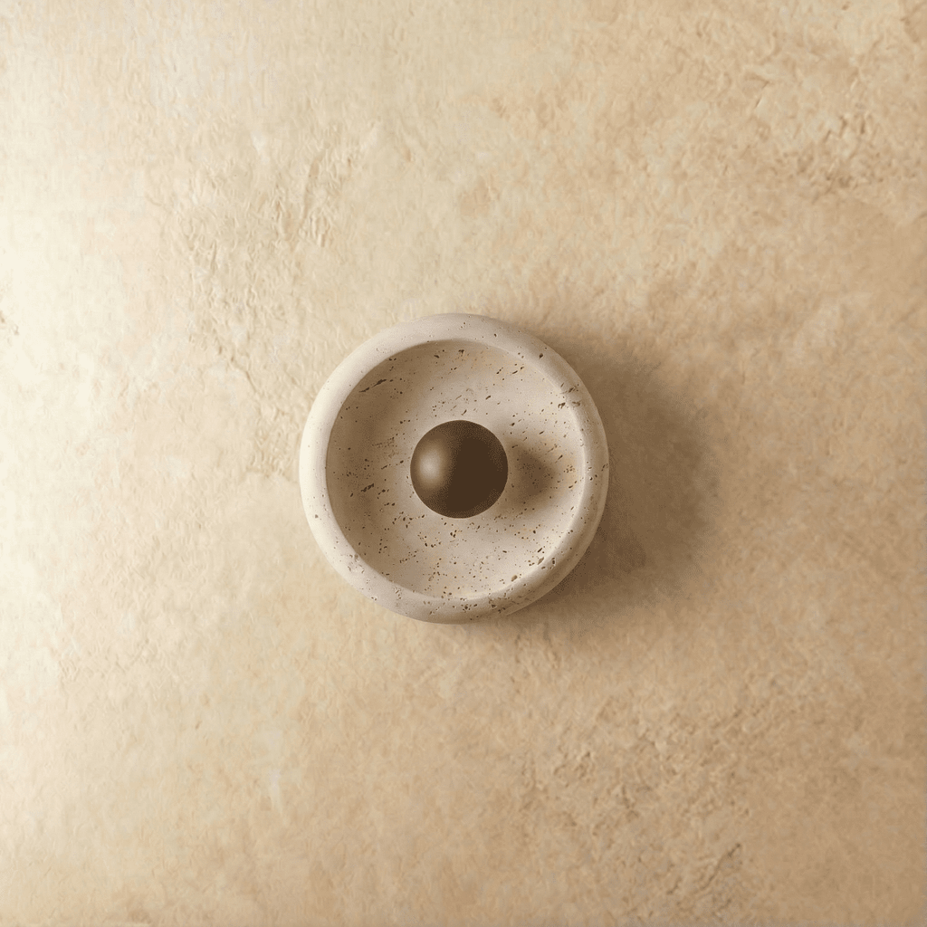 Lampada da parete circolare in travertino con accento in legno e base in metallo