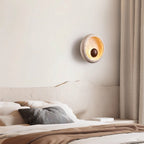 Lampada da parete circolare in travertino con accento in legno e base in metallo
