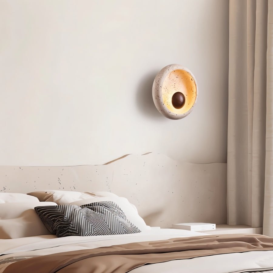 Lampada da parete circolare in travertino con accento in legno e base in metallo
