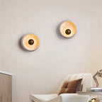 Lampada da parete circolare in travertino con accento in legno e base in metallo