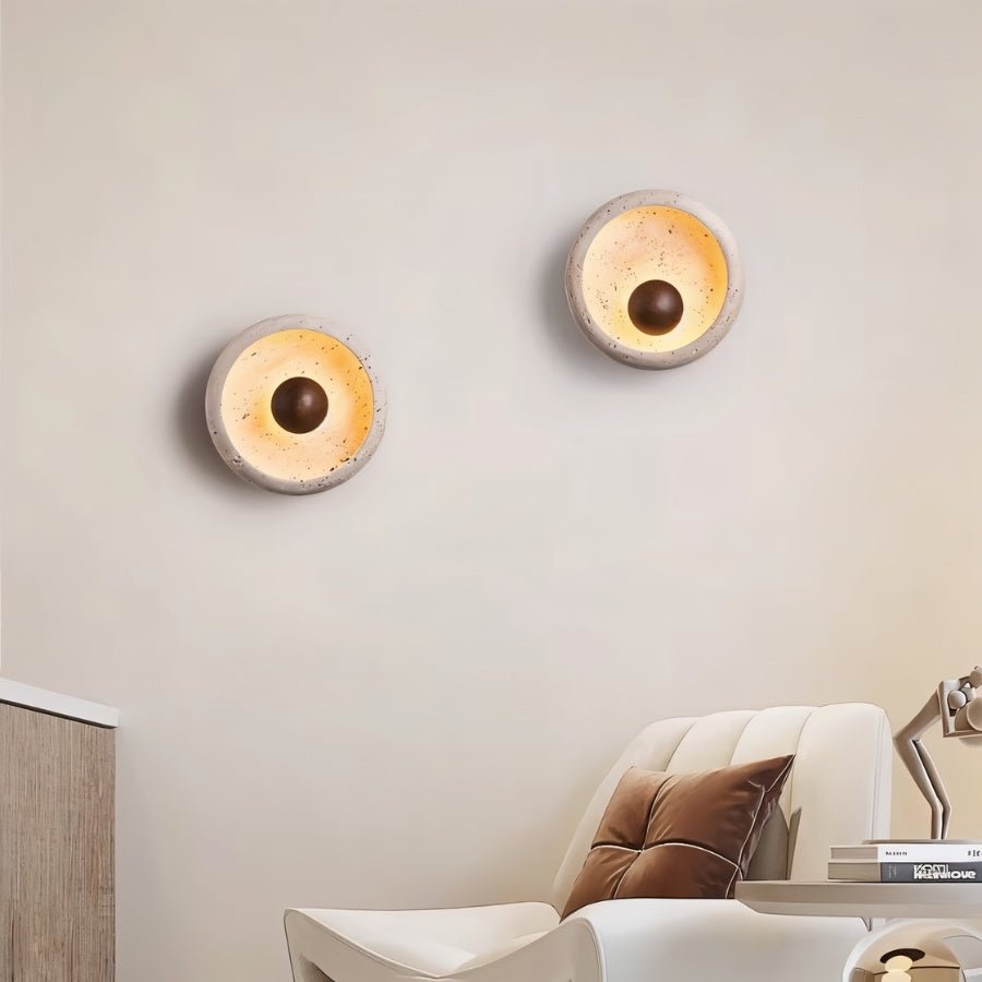 Lampada da parete circolare in travertino con accento in legno e base in metallo
