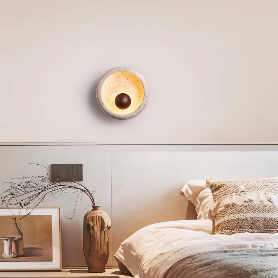 Lampada da parete circolare in travertino con accento in legno e base in metallo