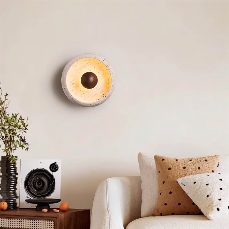 Lampada da parete circolare in travertino con accento in legno e base in metallo