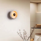 Lampada da parete circolare in travertino con accento in legno e base in metallo