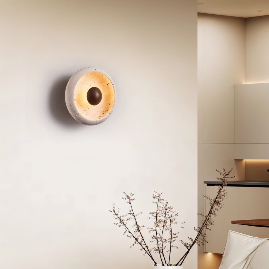 Lampada da parete circolare in travertino con accento in legno e base in metallo