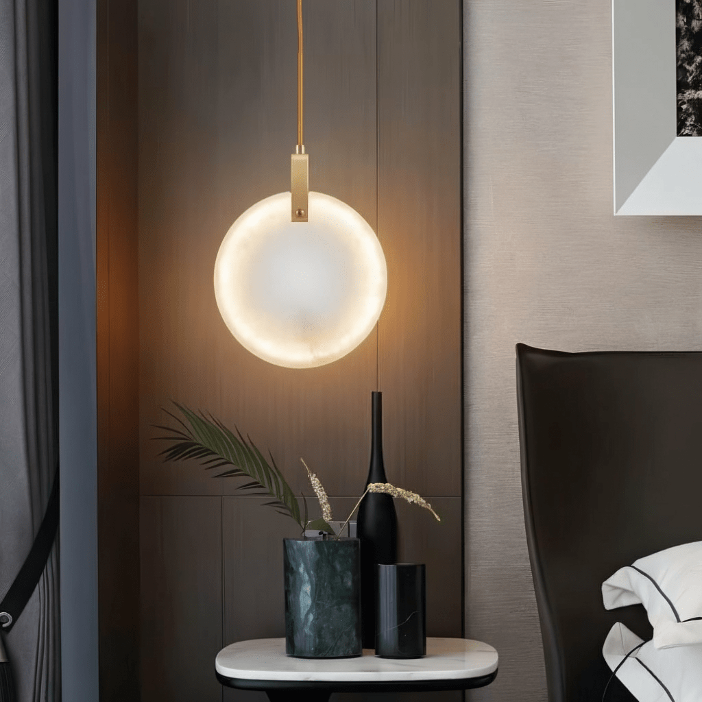Lampada a sospensione Solara Sfera in alabastro con sospensione in rame e ottone