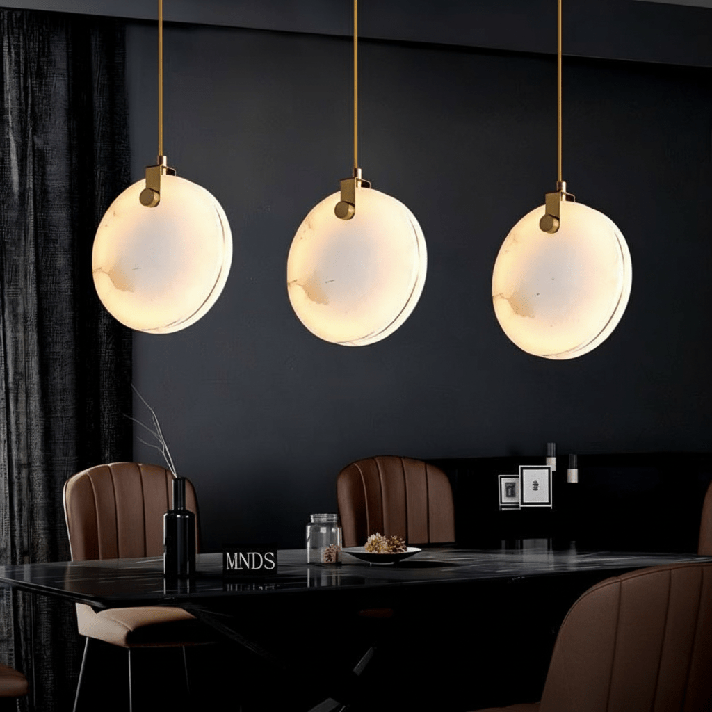Lampada a sospensione Solara Sfera in alabastro con sospensione in rame e ottone