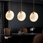 Lampada a sospensione Solara Sfera in alabastro con sospensione in rame e ottone
