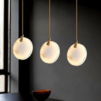 Lampada a sospensione Solara Sfera in alabastro con sospensione in rame e ottone