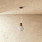 Lámpara colgante LumaWood Orb con soporte de madera para interiores escandinavos modernos