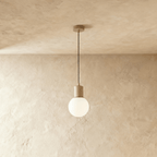 Lámpara colgante LumaWood Orb con soporte de madera para interiores escandinavos modernos