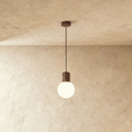 Lámpara colgante LumaWood Orb con soporte de madera para interiores escandinavos modernos