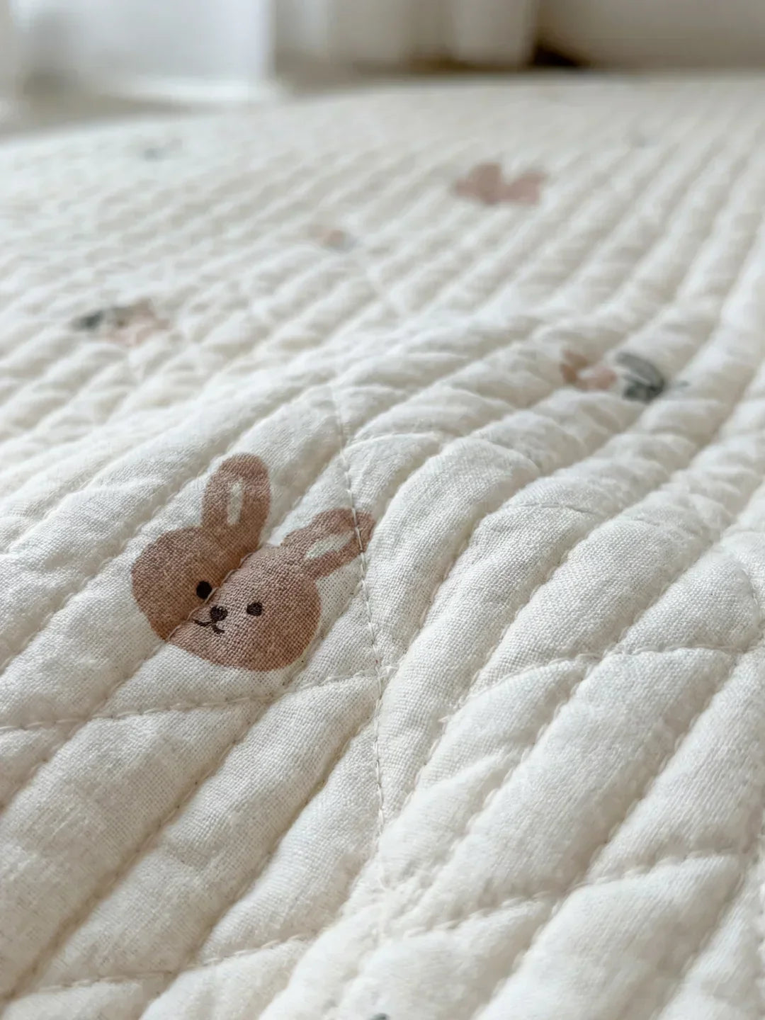 Prošívaná bavlněná hrací podložka pro první dobrodružství miminka na podlaze | Fioriscas