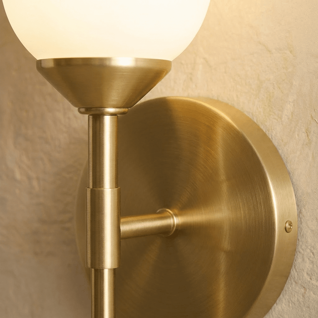 Koppar Tulpan vägglampa med frostat glasskärm för varm modern atmosfär