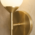 Koppar Tulpan vägglampa med frostat glasskärm för varm modern atmosfär