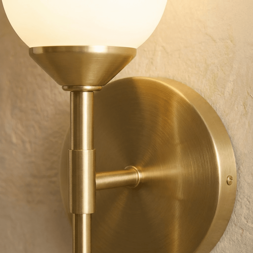 Koppar Tulpan vägglampa med frostat glasskärm för varm modern atmosfär